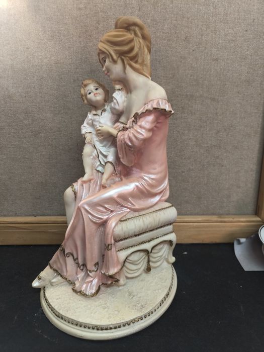 Estatueta Mãe e Filho.
Estatueta Decorativa Clássica Mãe e Filho -lll