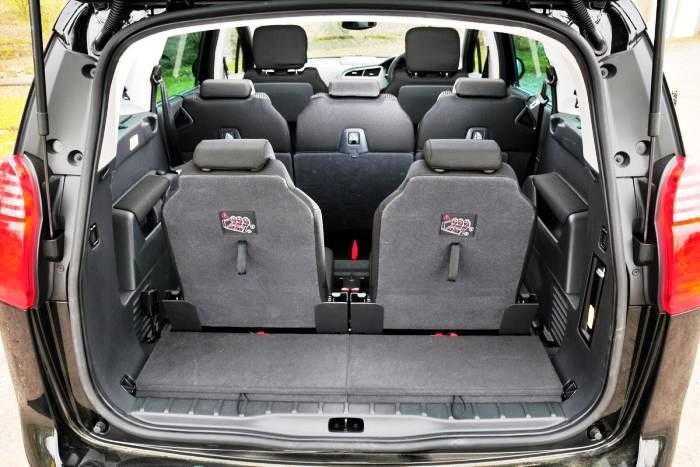 Peugeot 5008 1.6 HDi, 7L, automática, rodas 17 Teto Panorâmico, DVD