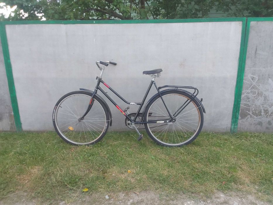 Велосипед з жіночою рамою