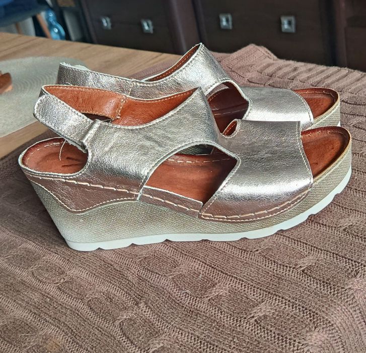 Sandały na koturnie