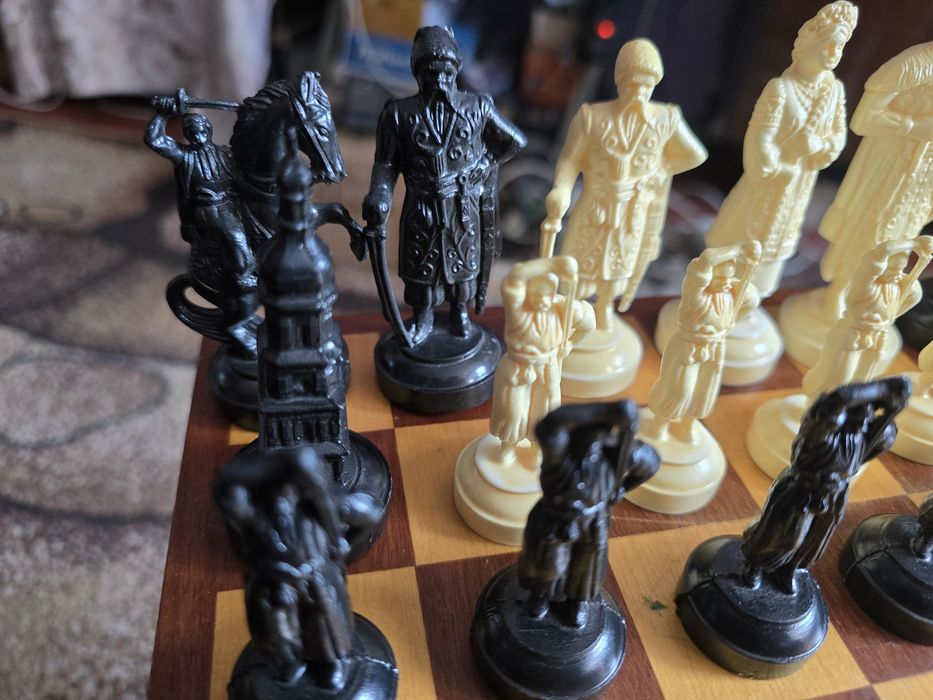Шахматные фигуры украинские поштучно и Доска Дуб.
