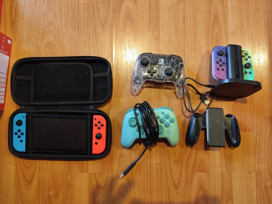 Nintendo Switch zestaw-8 gier,4 joy cony, 2 pady, grip joy, etui i ładowarka do joy conów!!!