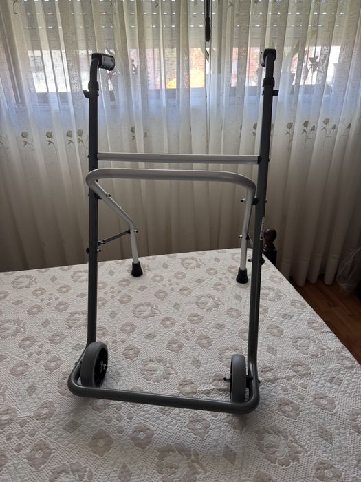 Vendo andarilho praticamente novo - ortopedia