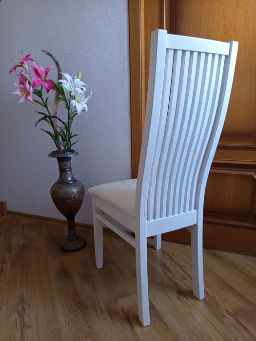 Крісло біле дерев'яне у вітальню,кухню