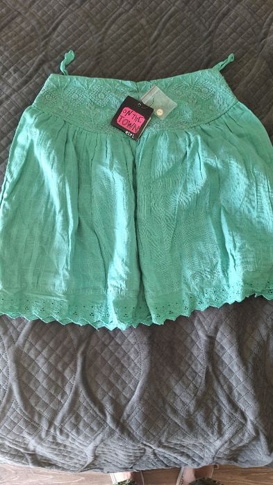 Saia nova com etiqueta para 10 anos.