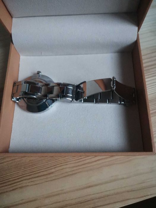 Relógio feminino prateado Parfois (edição modelo Swarovski)