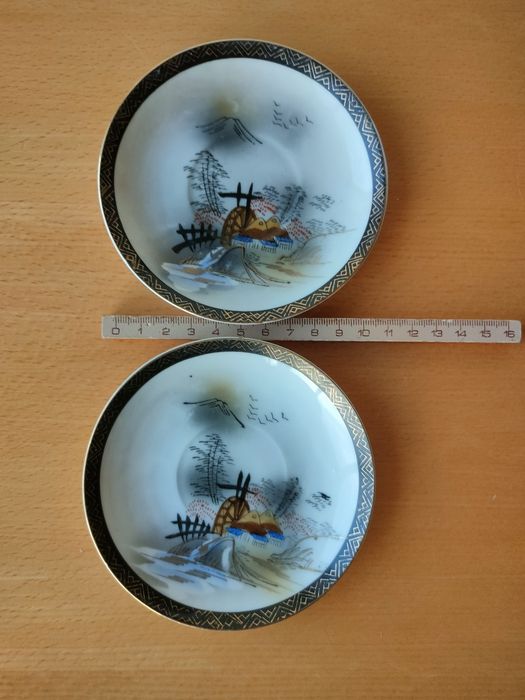 Conjunto de pequenos pratos em porcelana japonesa.