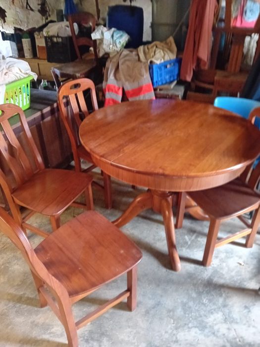Mesa como nova com cadeiras