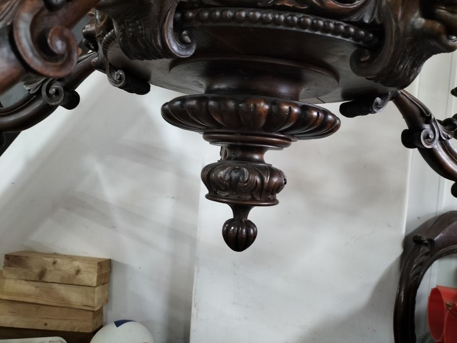 Candeeiro de teto antigo em madeira de nogueira