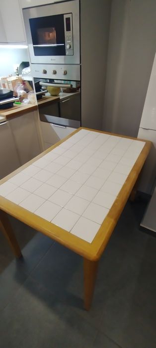 Mesa madeira tampo em azulejo bom estado