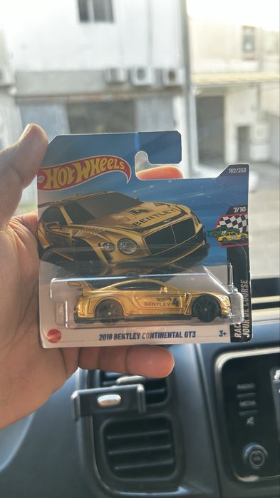 Vendo miniatura Hot Wheels 2018 Bentley Continental GT3 em cartela.  Dourado