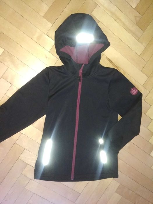 bluza softshell 134/140 rozpinana kurteczka czarna z kapturem