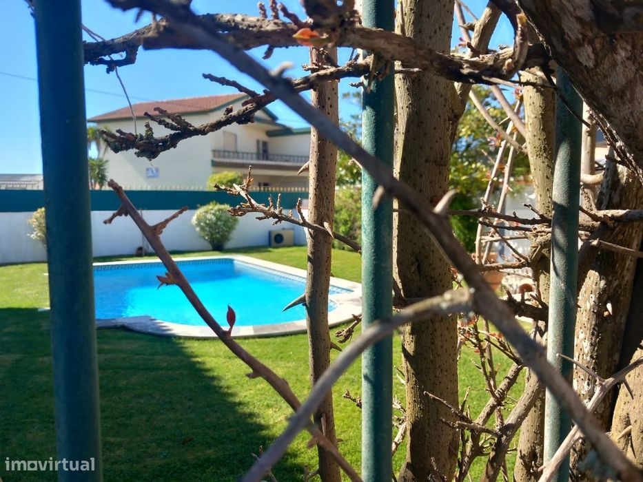 Moradia T4 Isolada, com Piscina e Garagem!