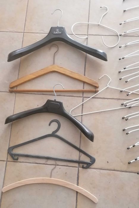 Cabides metálicos , quintuplos e outros, lote por 5€