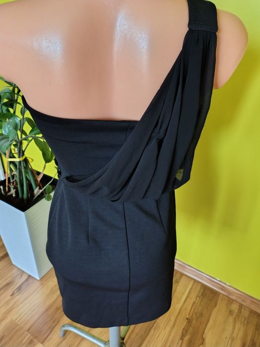 Sukienka mała czarna elegancka na jedno ramię