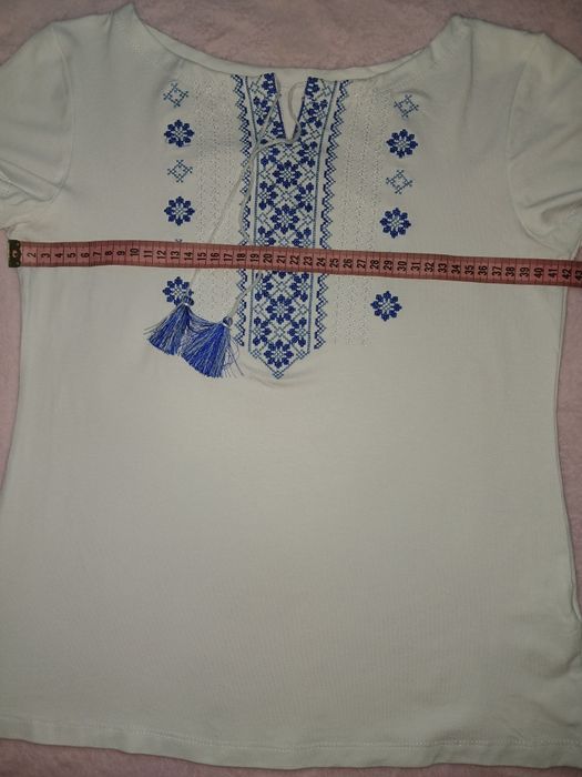 Вишита футболка для дівчинки