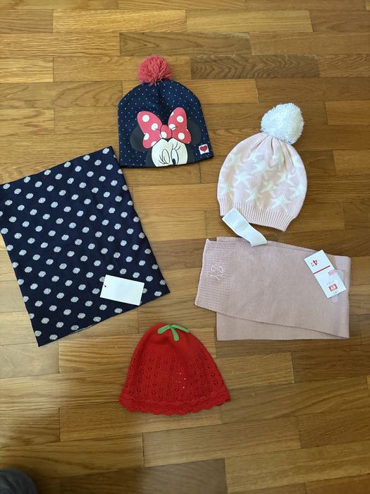 calcas e camisolas /bodies de bebe, capa chuva , vestidos , babetes com etiqueta