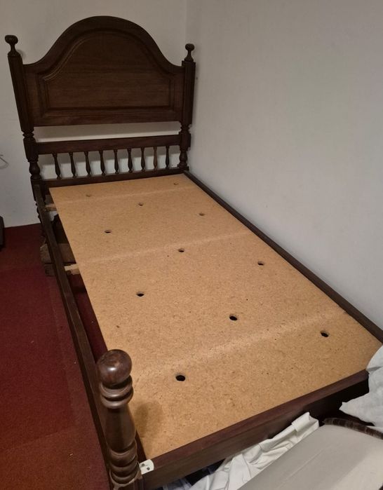 Cama de solteiro em madeira maciça
