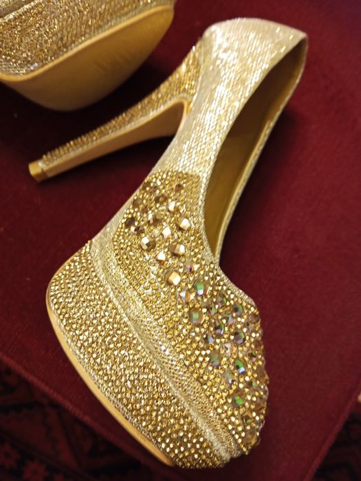 Piekne zlote buty