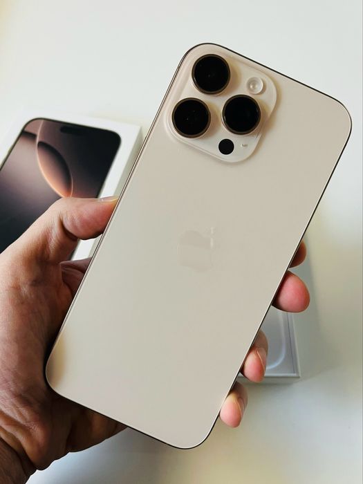 iPhone 16 Pro Max dourado titânio com 256 GB