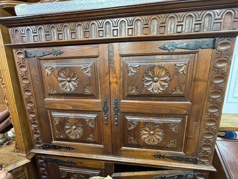 Bar em madeira antiga, com a madeira trabalhada