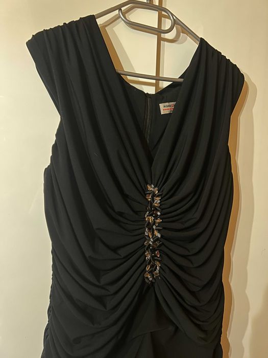 Elegancka czarna sukienka z marszczeniami i ozdobnymi kamieniami