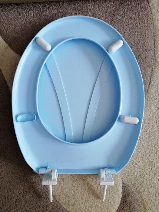 Продам дуже гарну кришку для унітазу !