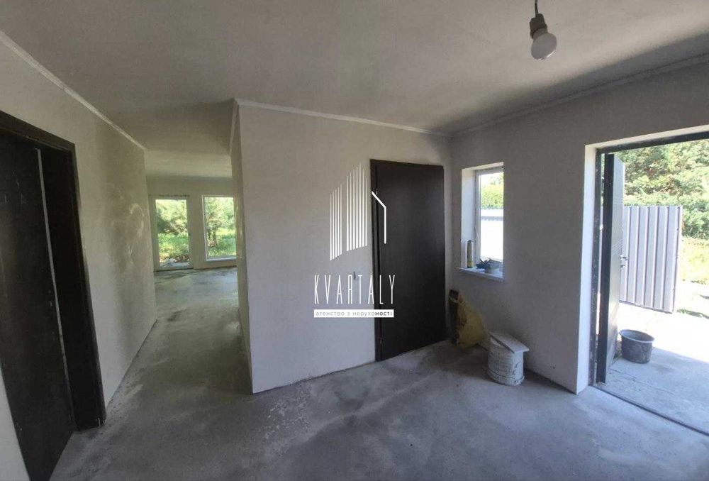 Дачний будинок близ Переяслава з ділянкою