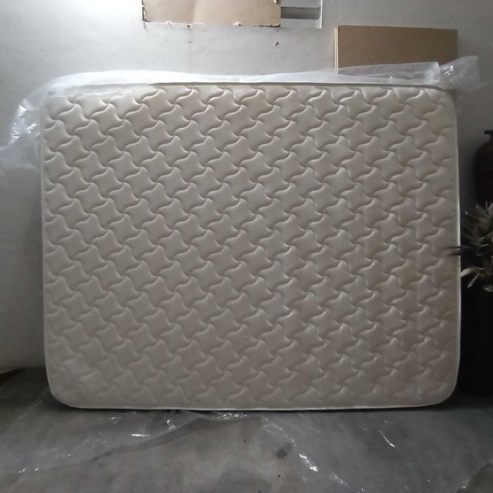 Cama de casal, plataforma, colchão e espelho