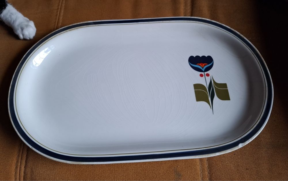 Two porcelain serving platters.430851771325501441