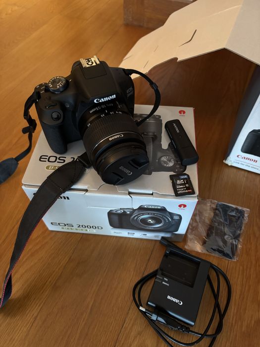 Canon EOS 2000D Essential Travel Kit