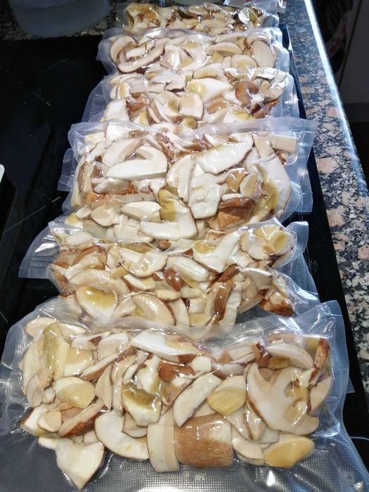 Cogumelos silvestres (boletos) prontos a cozinhar
