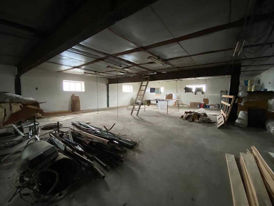 Приміщення 1230 м2 та земельна ділянка 0,35 га в с. Вістова