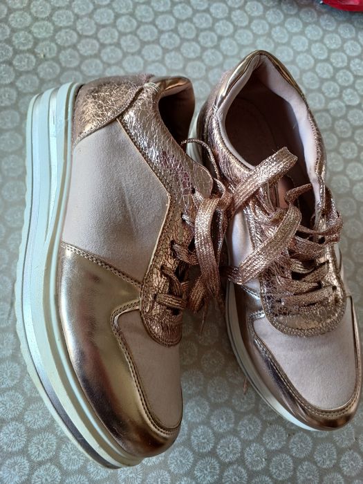 Sapatilhas cor ouro rosa. N.º39