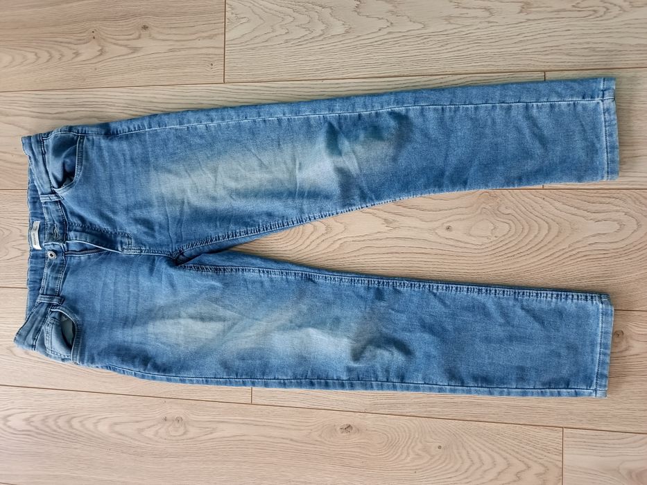 Niebieskie jeansy