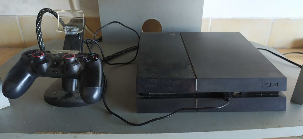 PS4 Slim 500g com comando e 3 jogos