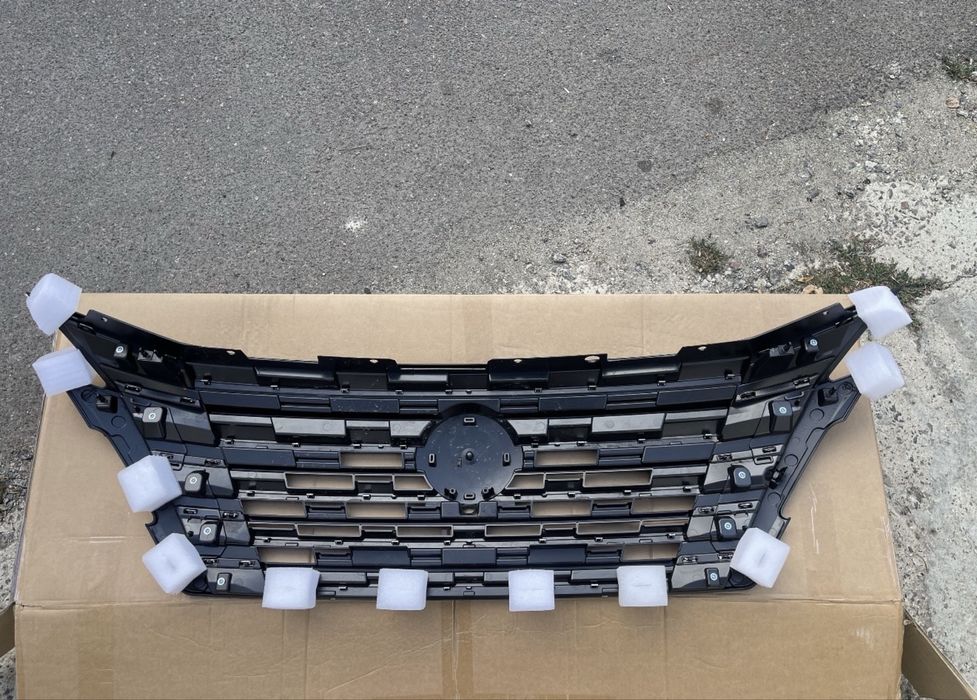 решітка радіатора nissan rogue t33