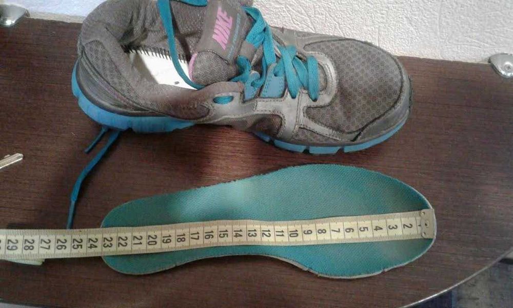 Продам кроссовки NIKE