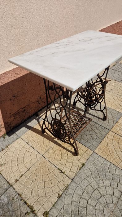 Mesa em mármore com pés de máquina singer