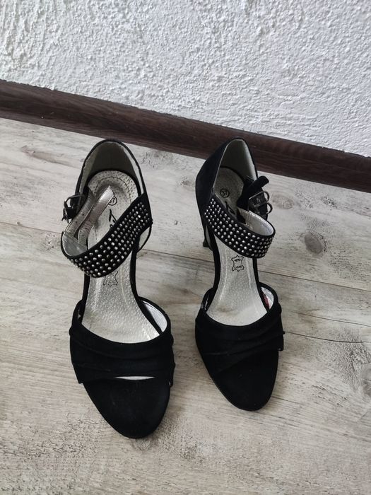 Nowe szpilki welurowe 37 Lucy's z diamencikami