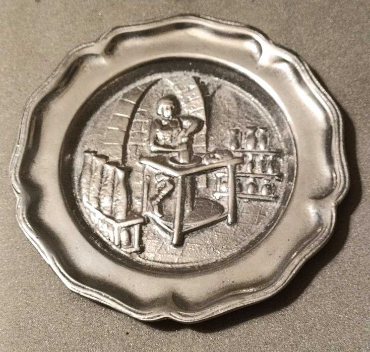 Prato decorativo em liga de estanho década 1970