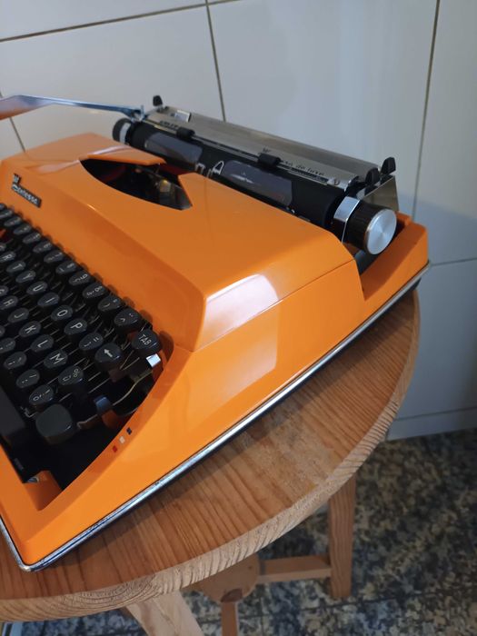 Máquina de escrever Adler Contessa