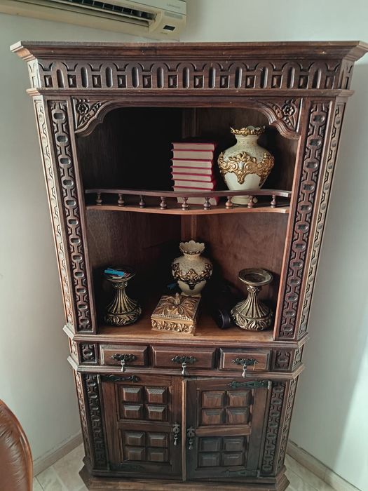 Movel antigo de madeira castanho trabalhado com relevos na madeira