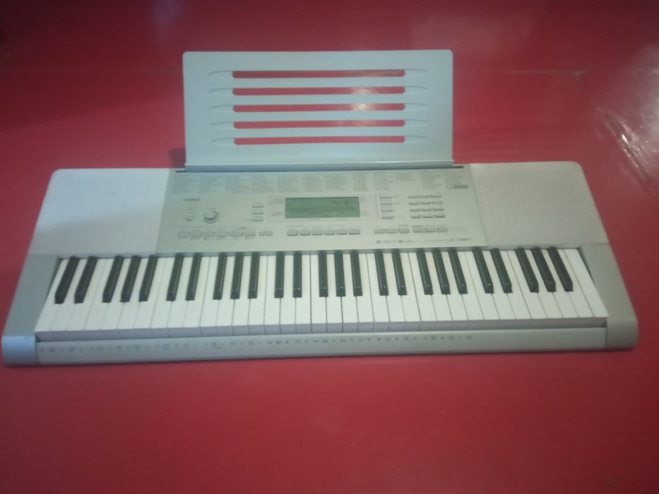 Синтезатор  casio работает от сети или на батарейках