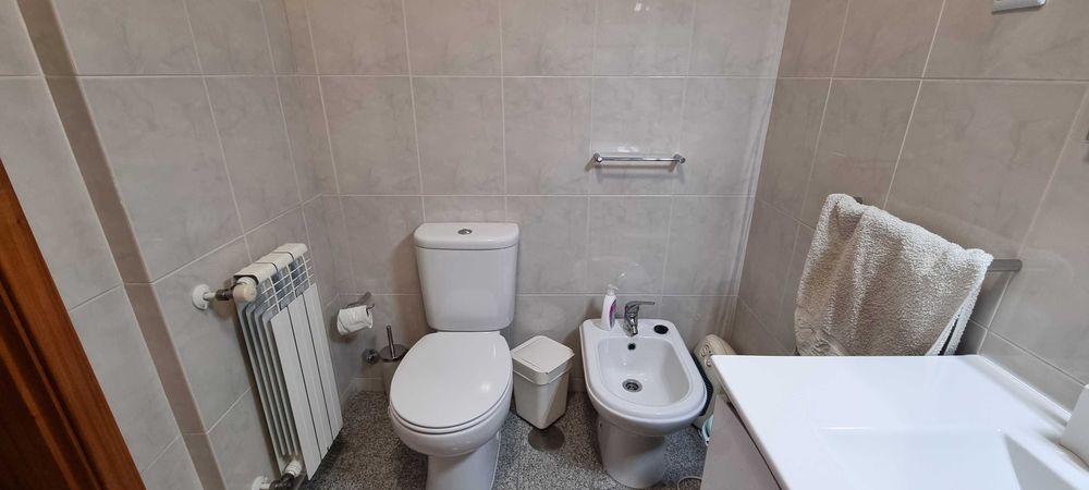 Alugo T2 com suite e aquecimento central no centro de Valongo.