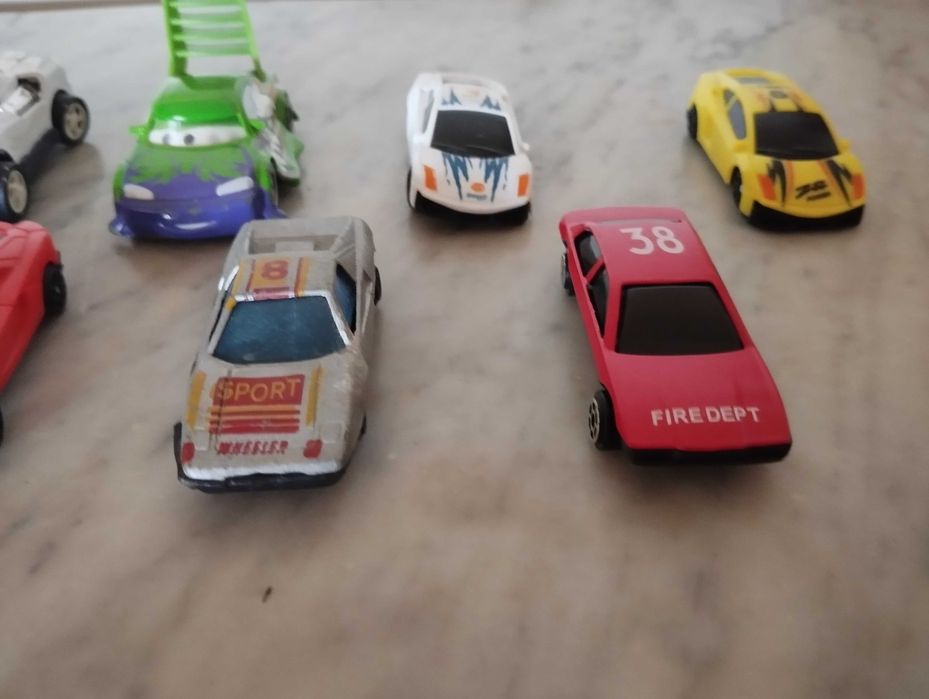 Lote de carros colecionáveis.