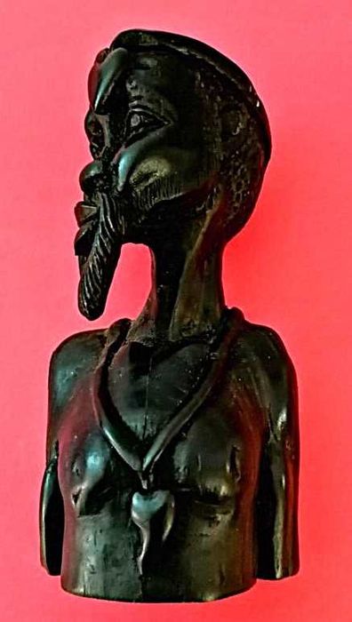 Busto de figura tribal em pau preto