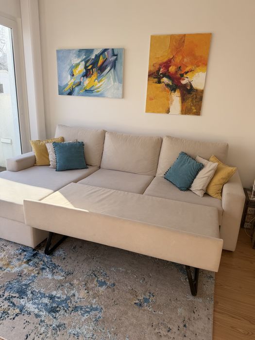 Sofá cama bege com chaise lounge