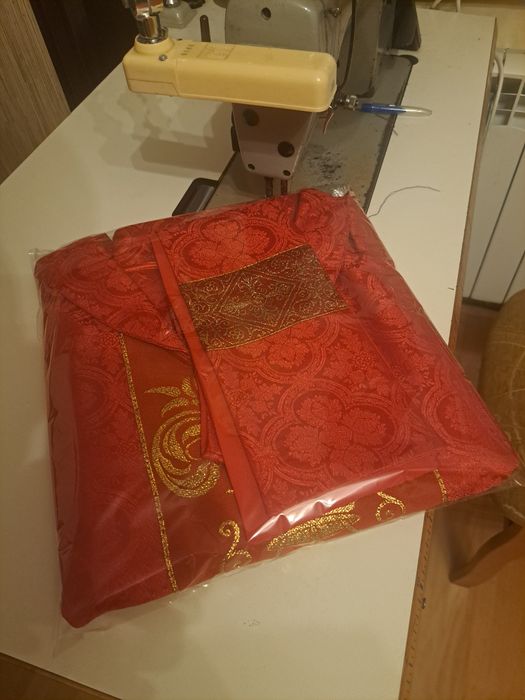 Ornat, stuła wewnętrzna, szaty liturgiczne.