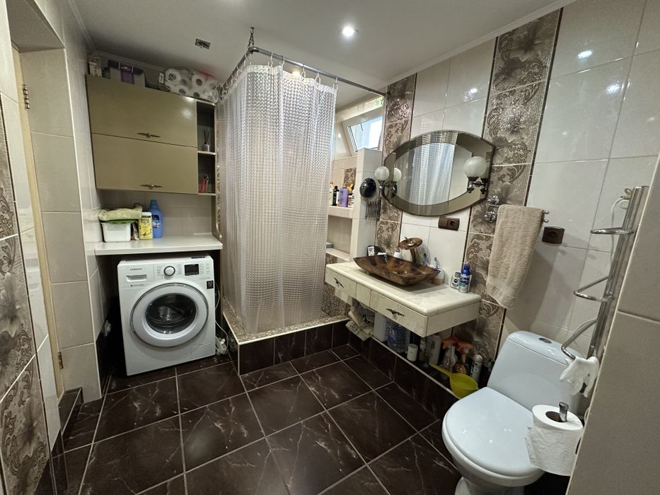 Продам 2-х этажный каменный дом  в Варваровке на участке 7. 12 соток